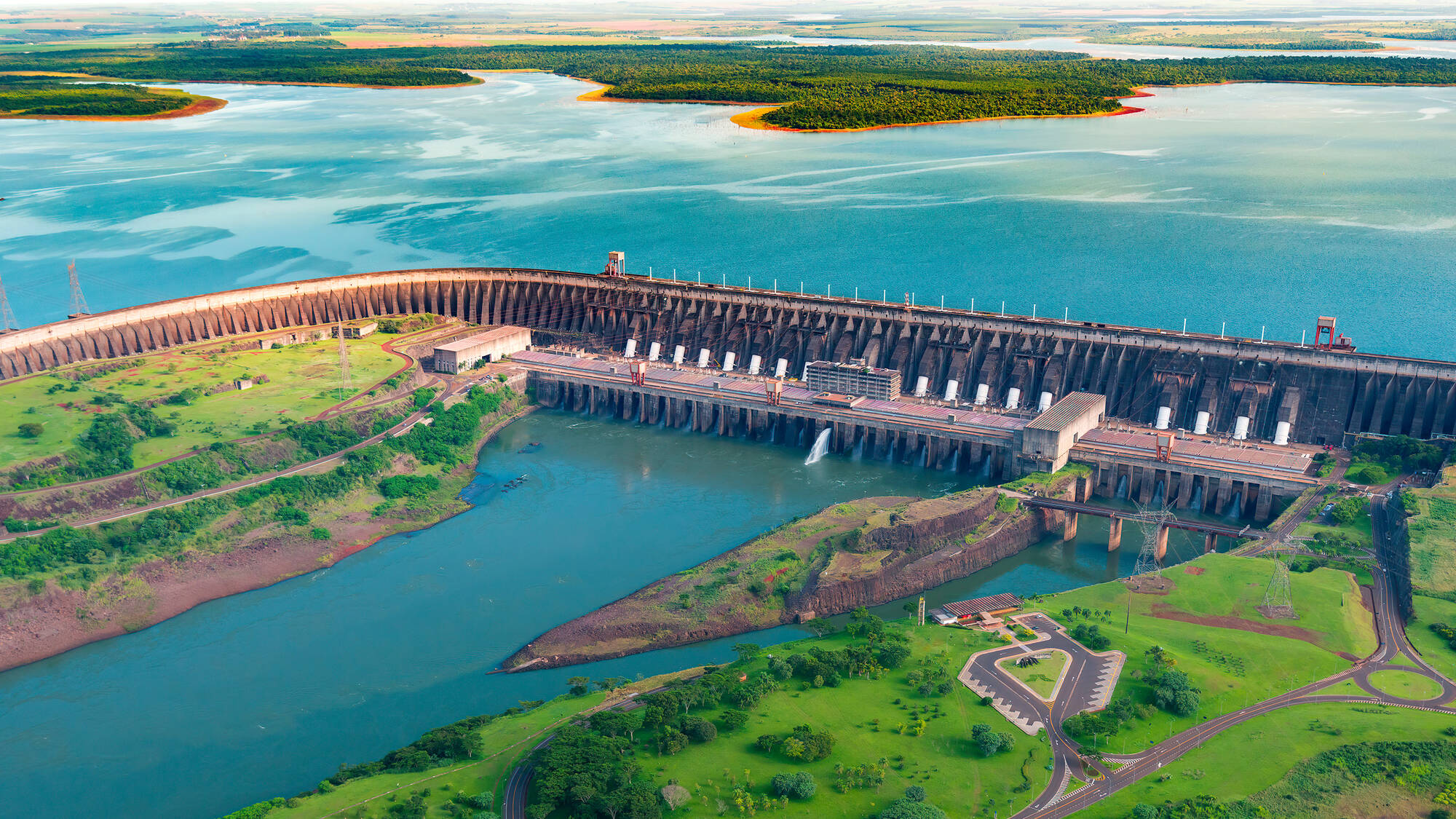 Le complexe hydroélectrique brésilien d'Itaipu, le 2 ème plus puissant du monde après celui des Trois Gorges, en chine.  