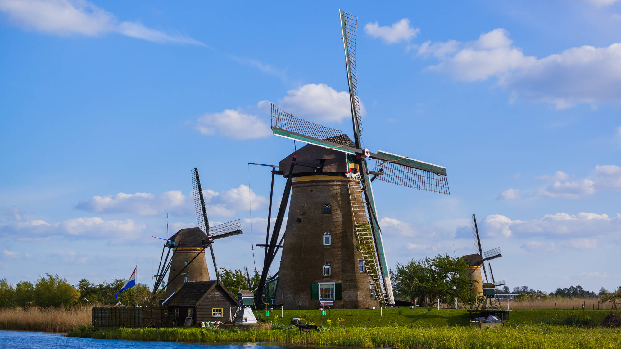 Un moulin à vent au bord d'une rivière. La plus ancienne utilisation mécanique de l'éolien. 