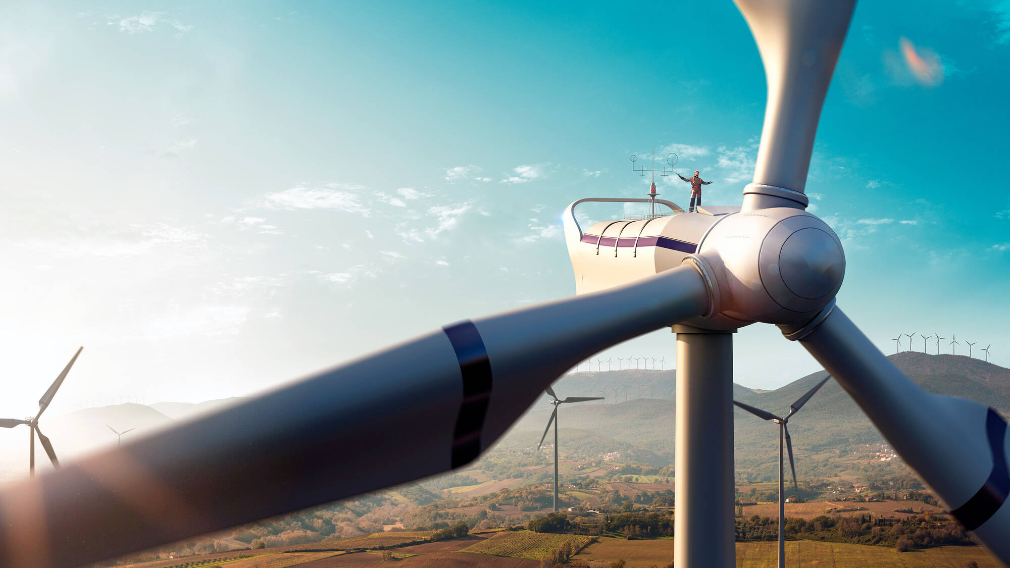 Grande éolienne sur fond de ciel bleu. 