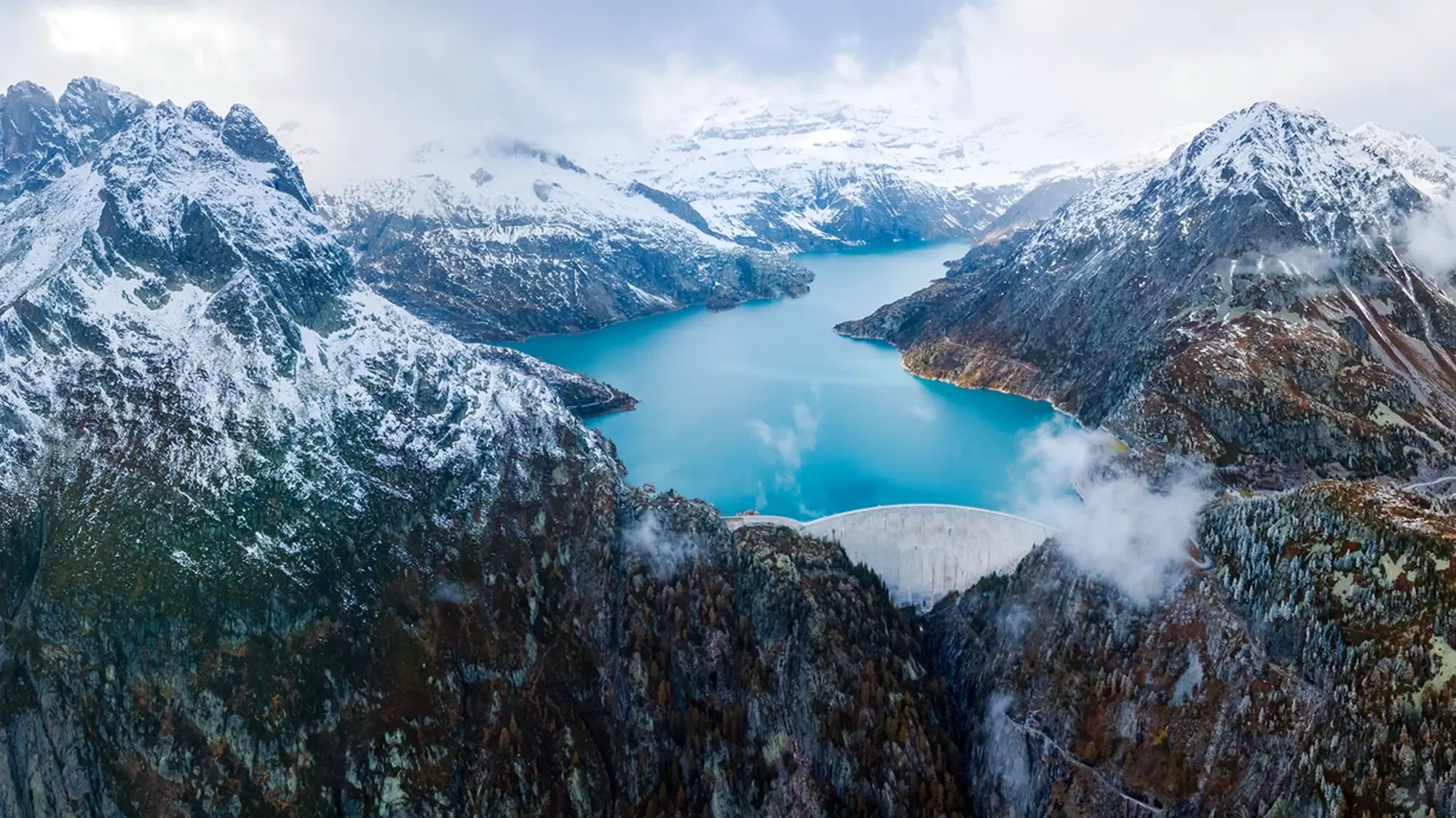 Le barrage hydroélectrique d'Emosson, en vue panoramique.