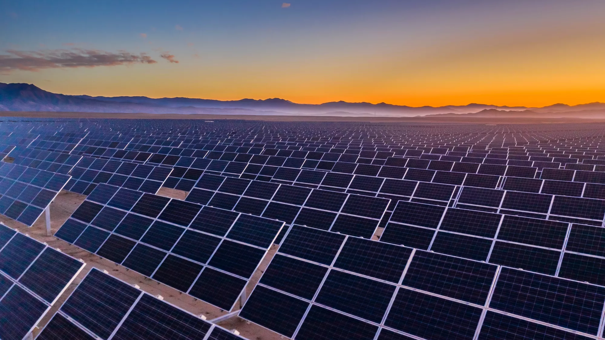Une centrale solaire avec un champ de panneaux photovoltaïques inclinés. 