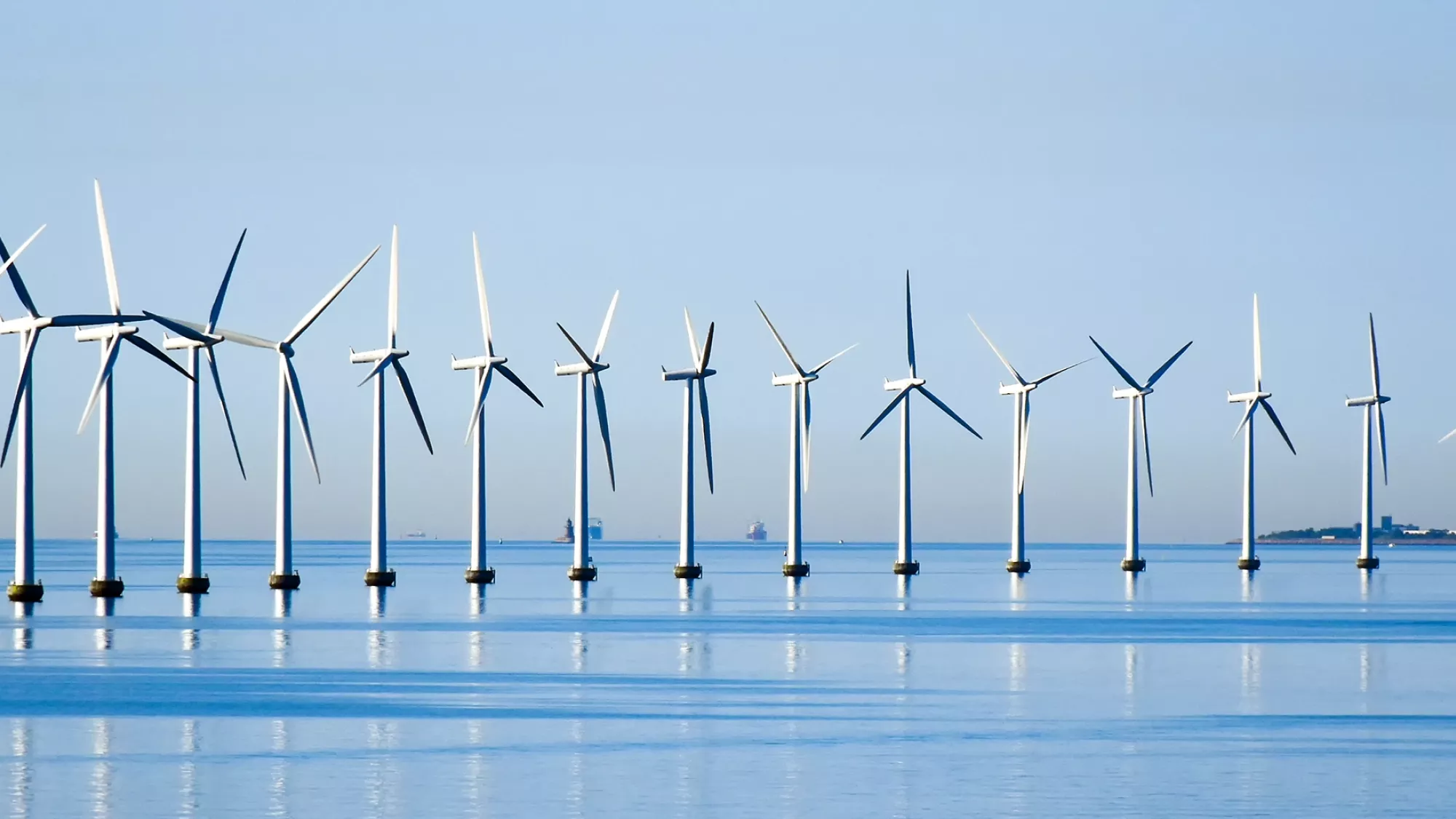 Champ d'éoliennes marin sur le ciel.