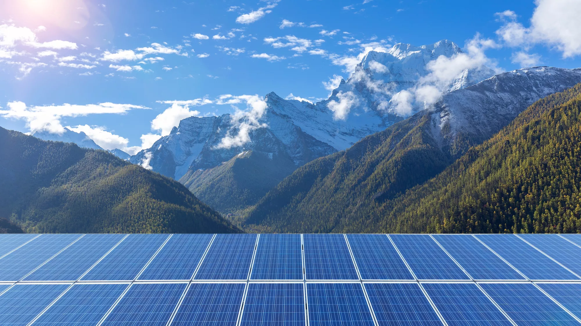 Un parc solaire en montagne, là où le rendement des cellules photovoltaïques est meilleur qu'en plaine. 