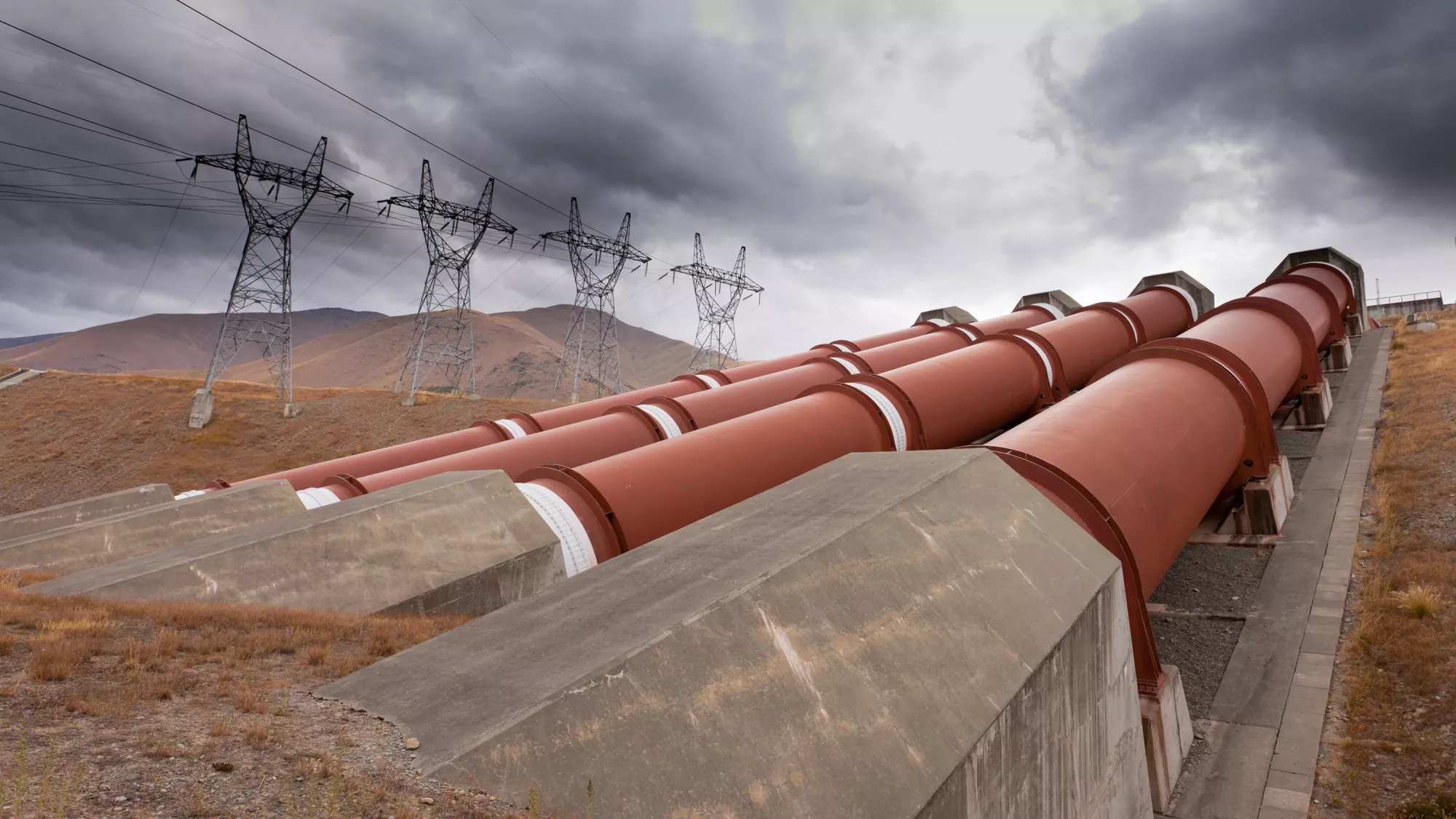 Dans une usine hydroélectrique, une conduite forcée avant son entrée en puits blindé. 