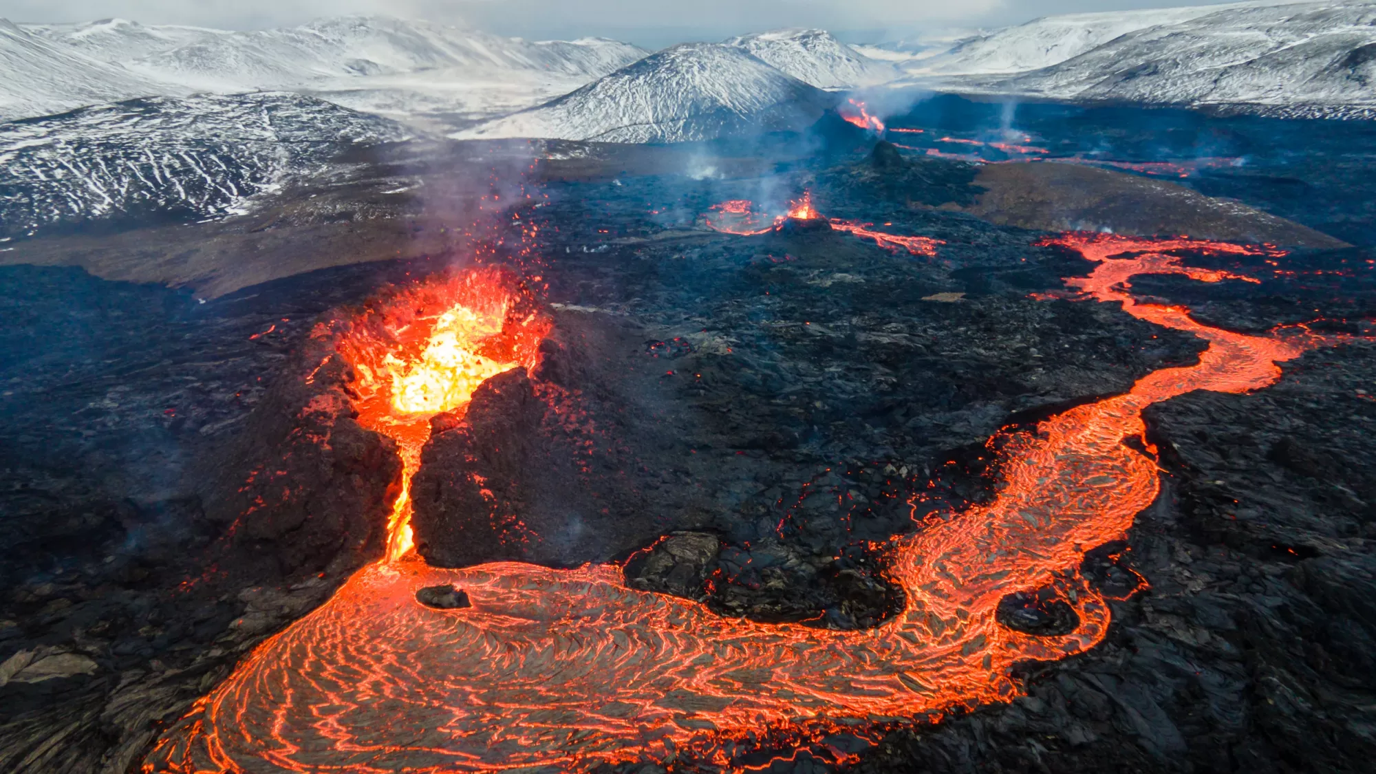 Coulée de lave, qui figure la chaleur du globe terrestre, exploitable en énergie renouvelable et décarbonée par la géothermie.