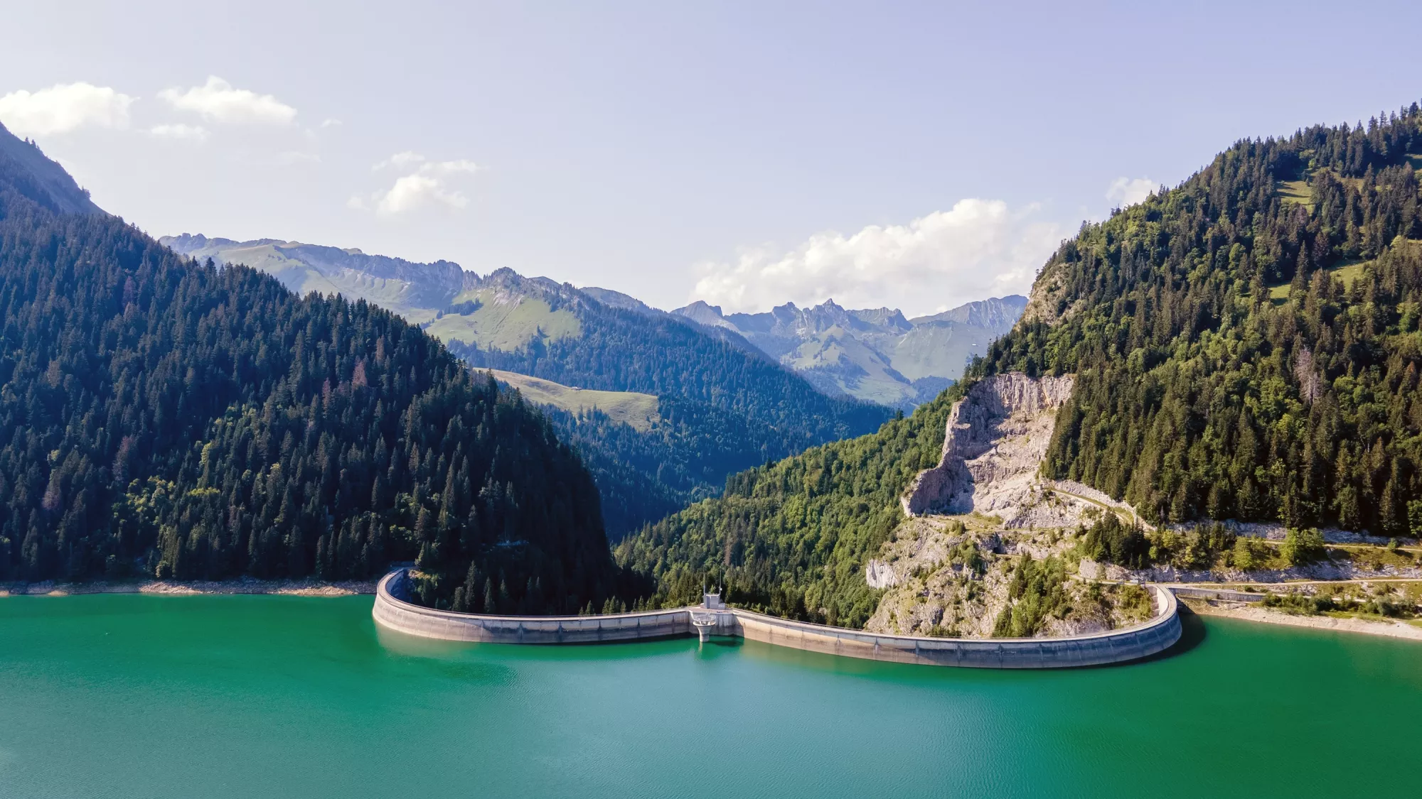 Les énergies renouvelables, illustration d'un grand barrage alpin. 