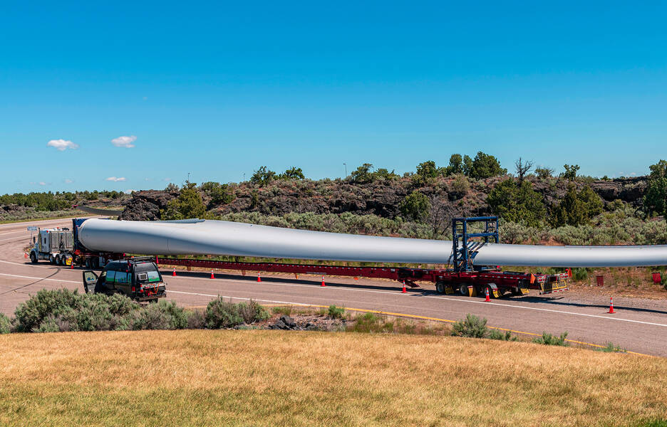 Très grande pale d'éolienne sur une route en convoi spécial