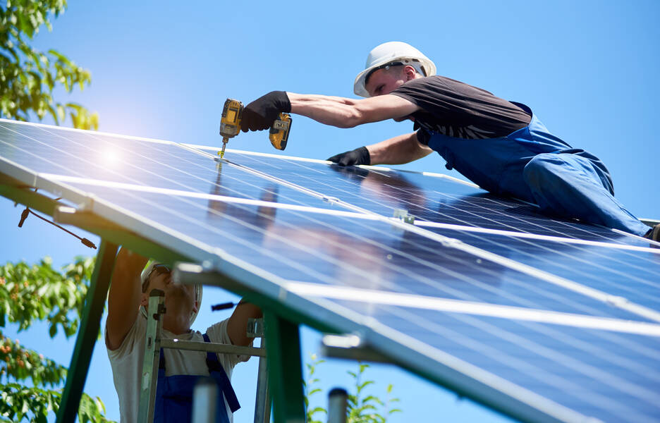 Ouvriers assemblant des panneaux solaires.