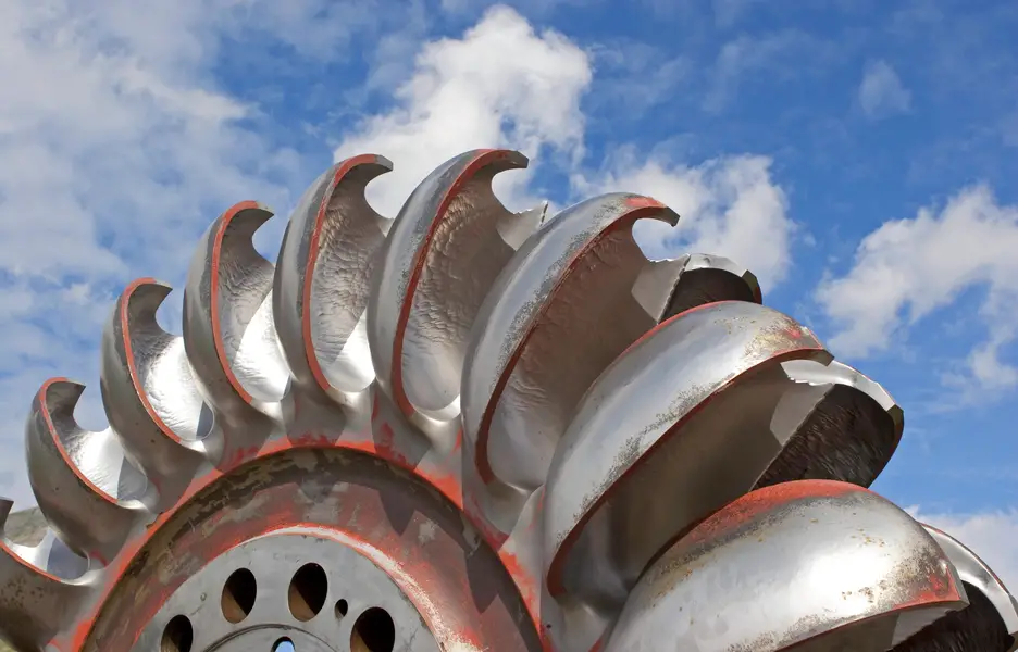Une roue de turbine hydraulique Francis reliée à un alternateur pour produire de l'hydroélectricité. 