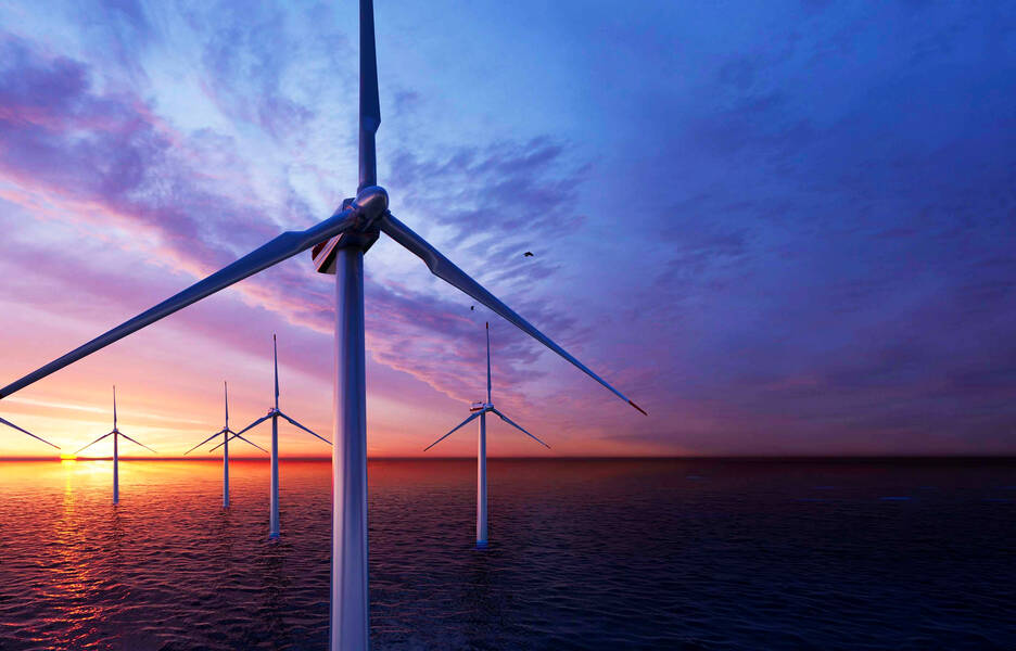 Éoliennes sur le littoral. Un champ éolien offshore est peut-être le meilleur endroit pour un parc de grande taille. 