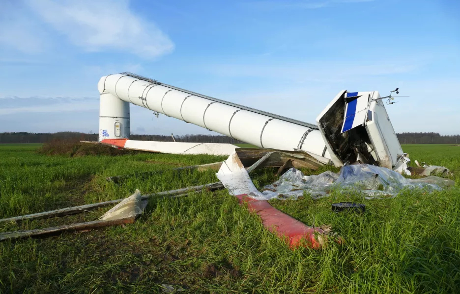 Crash d'une éolienne à cause d'une tempête. 