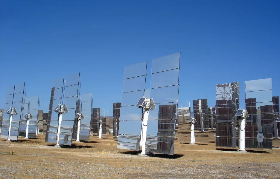 Héliostats dans une centrale solaire à concentration. 