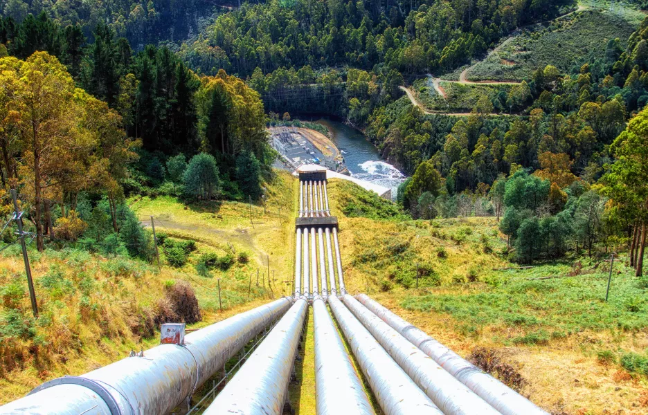 Centrale hydroélectrique : plusieurs conduites forcées en extérieur. 