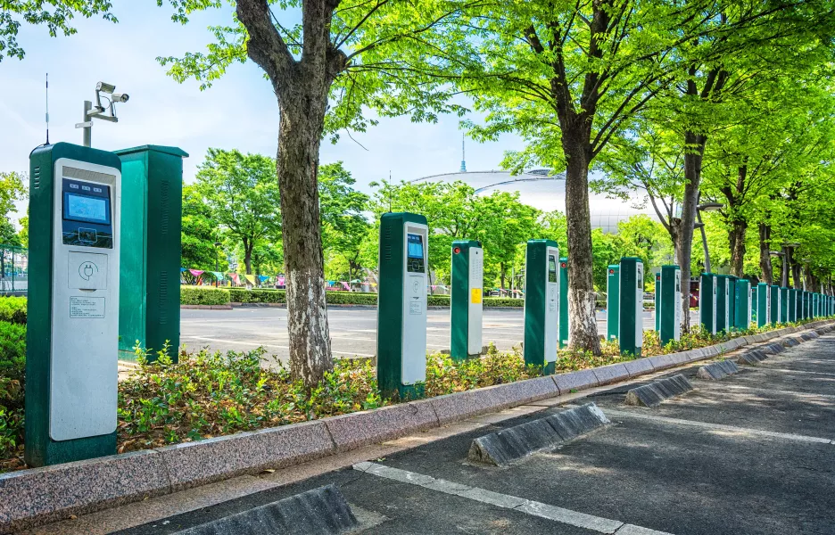 Bornes de recharge électrique en milieu urbain, fonctionnant avec des énergies renouvelables.  