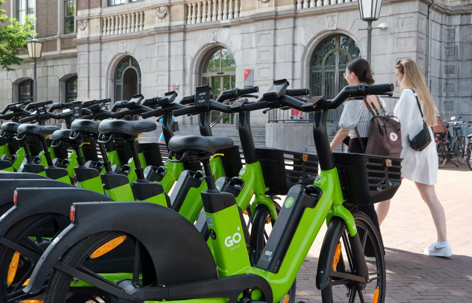 Vélos électriques libre-service alignés. 
