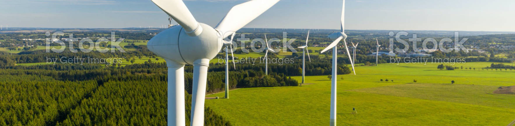 Éolienne au milieu d'un champ