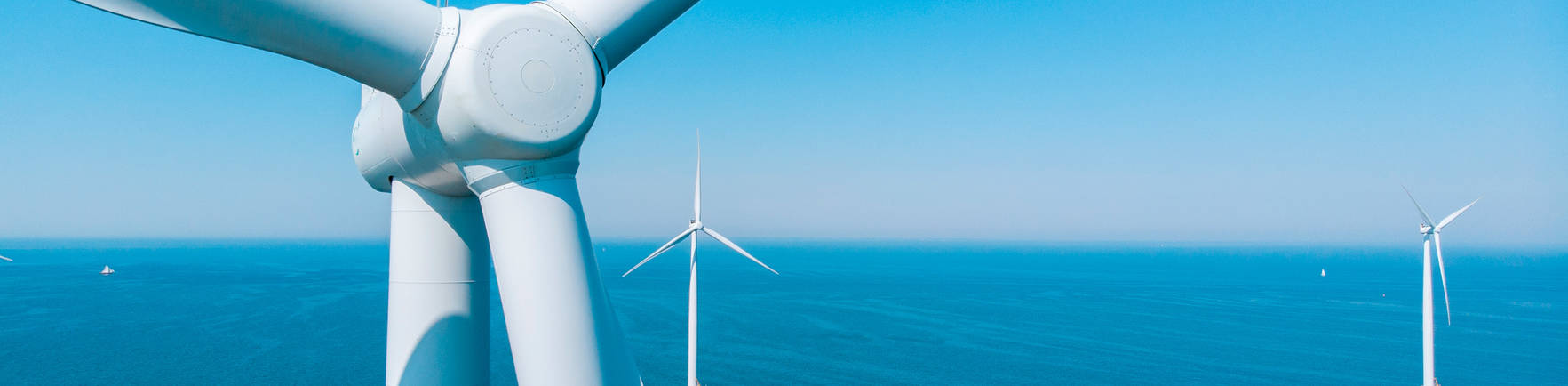 Champ d'éoliennes sur l'océan.