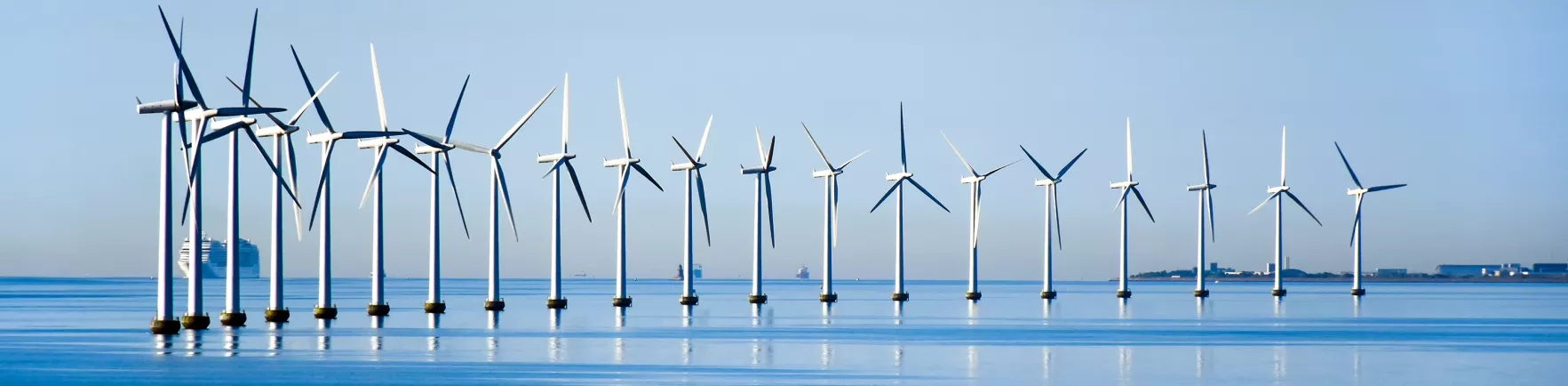 Champ d'éoliennes marin sur le ciel. 