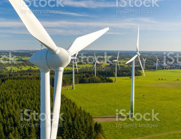 Éolienne au milieu d'un champ