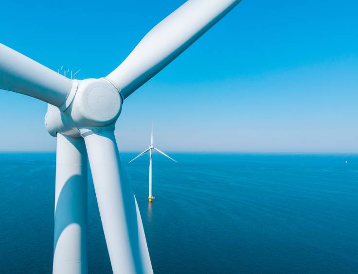 Champ d'éoliennes sur l'océan. 