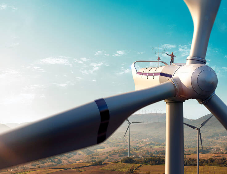 Grande éolienne sur fond de ciel bleu. 
