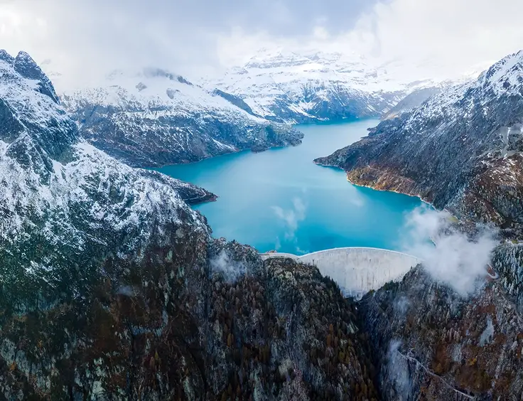 Le barrage hydroélectrique d'Emosson, en vue panoramique. 