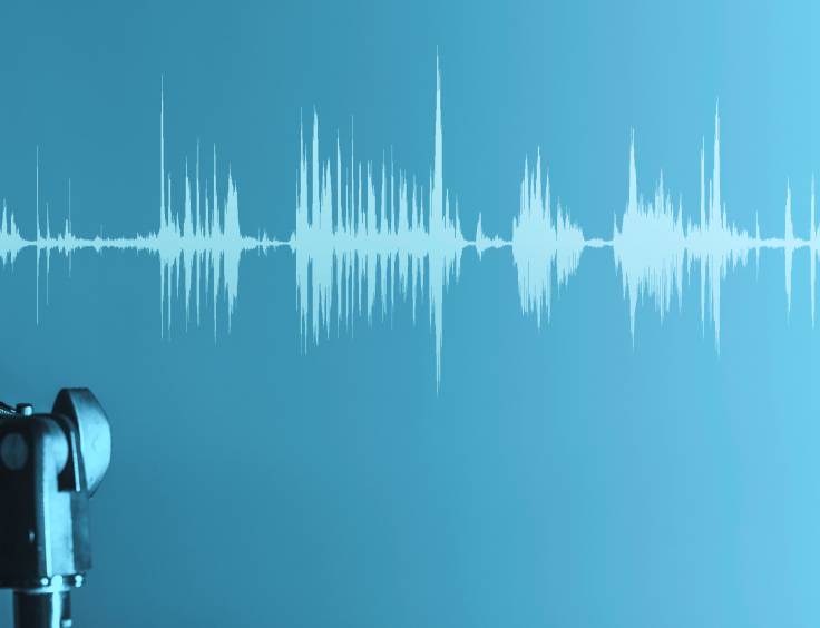 Ambisagrus énergies renouvelables, podcast, micro sur fond de studio.