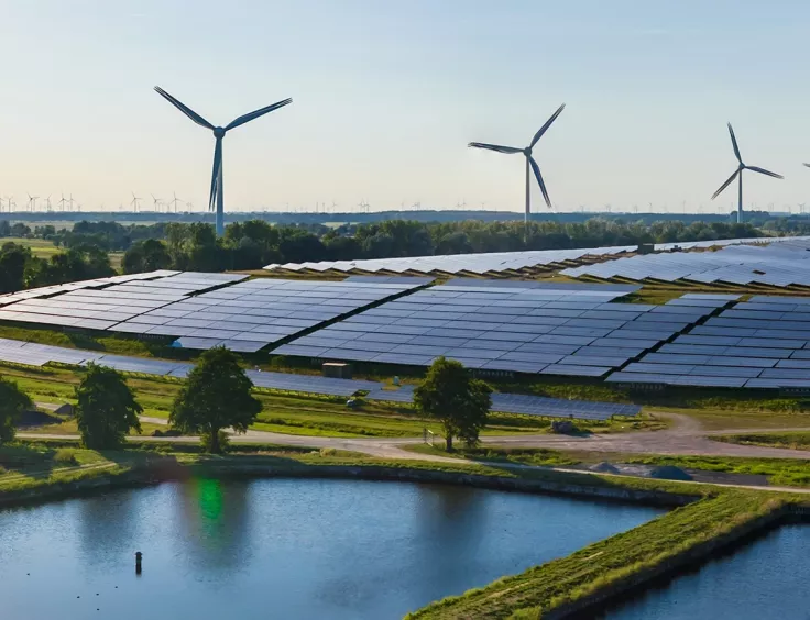 Champ d'éoliennes et panneaux solaires, une forte progression souhaitée pour diversifier le mix énergétique en Suisse. 