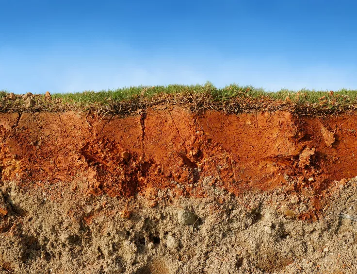 Vue d'une coupe du sol pour mettre en valeur la géothermie de surface et les géostructures. 