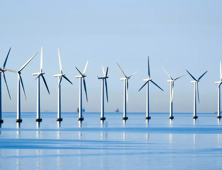 Champ d'éoliennes marin sur le ciel. 