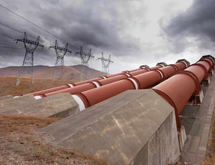 Dans une usine hydroélectrique, une conduite forcée avant son entrée en puits blindé. 
