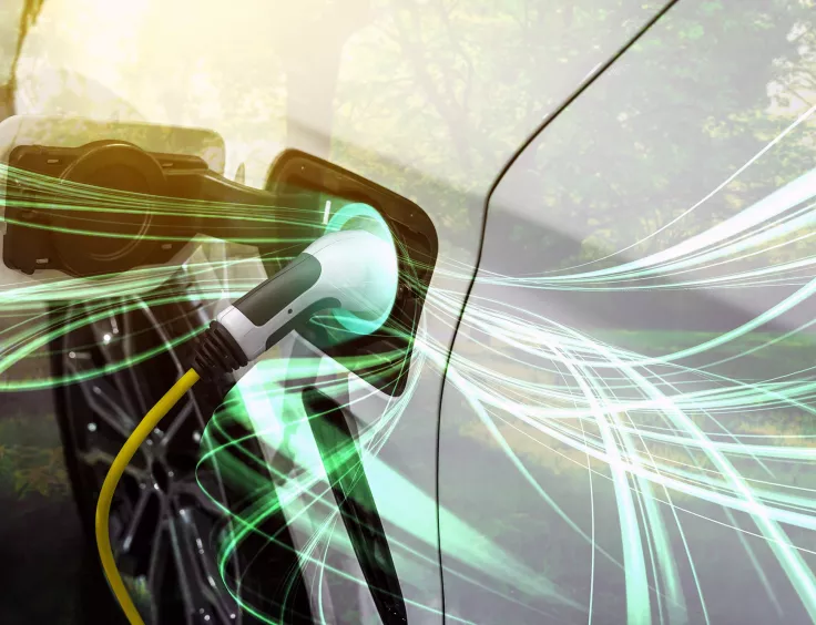 Action de charger une voiture électrique avec les énergies renouvelables. 