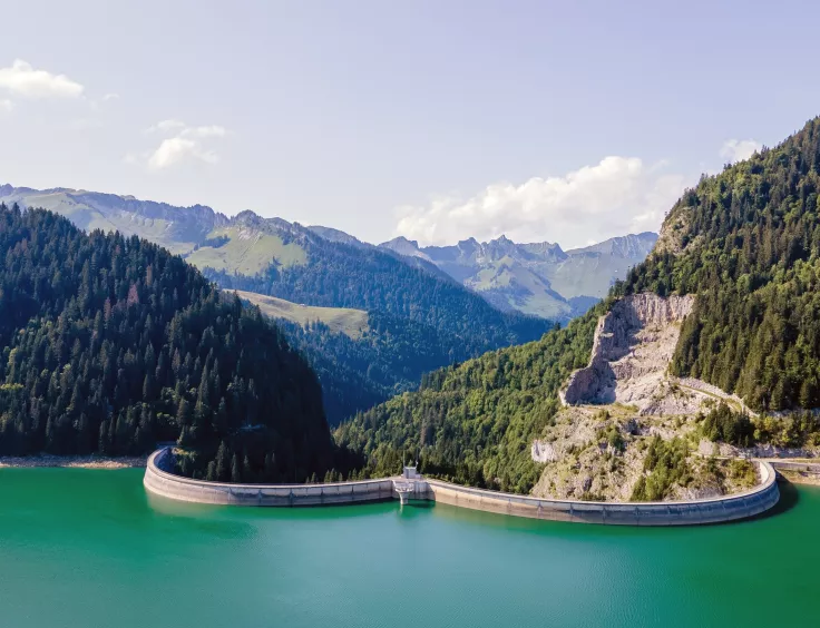 Les énergies renouvelables, illustration d'un grand barrage alpin. 